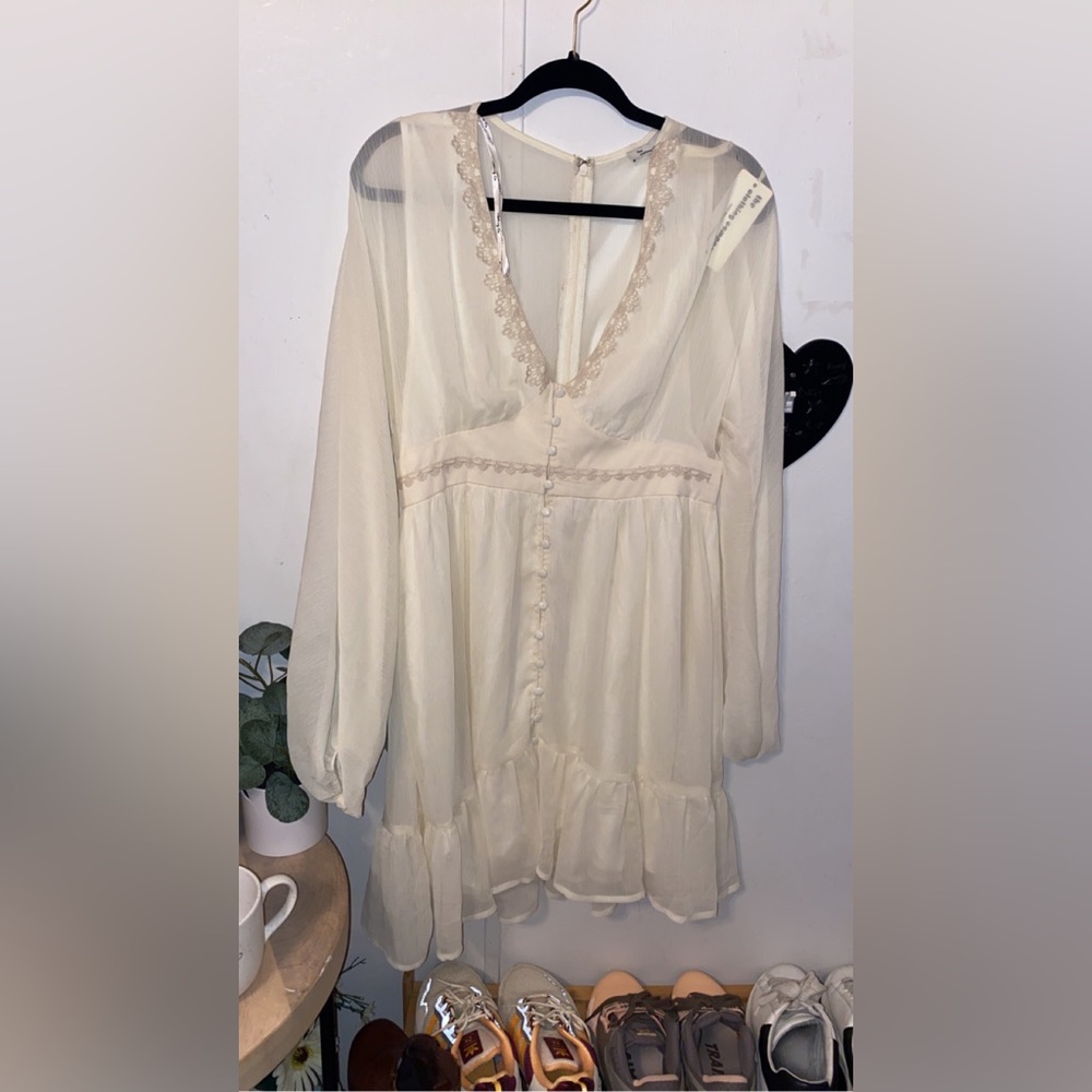 Vintage style long sleeve cream colored knee length dress with lace detail